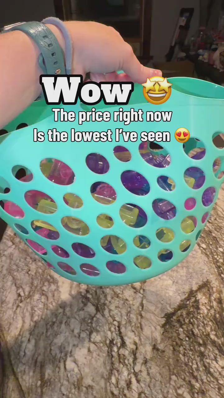 Rinsing the jelly blocks in a colander