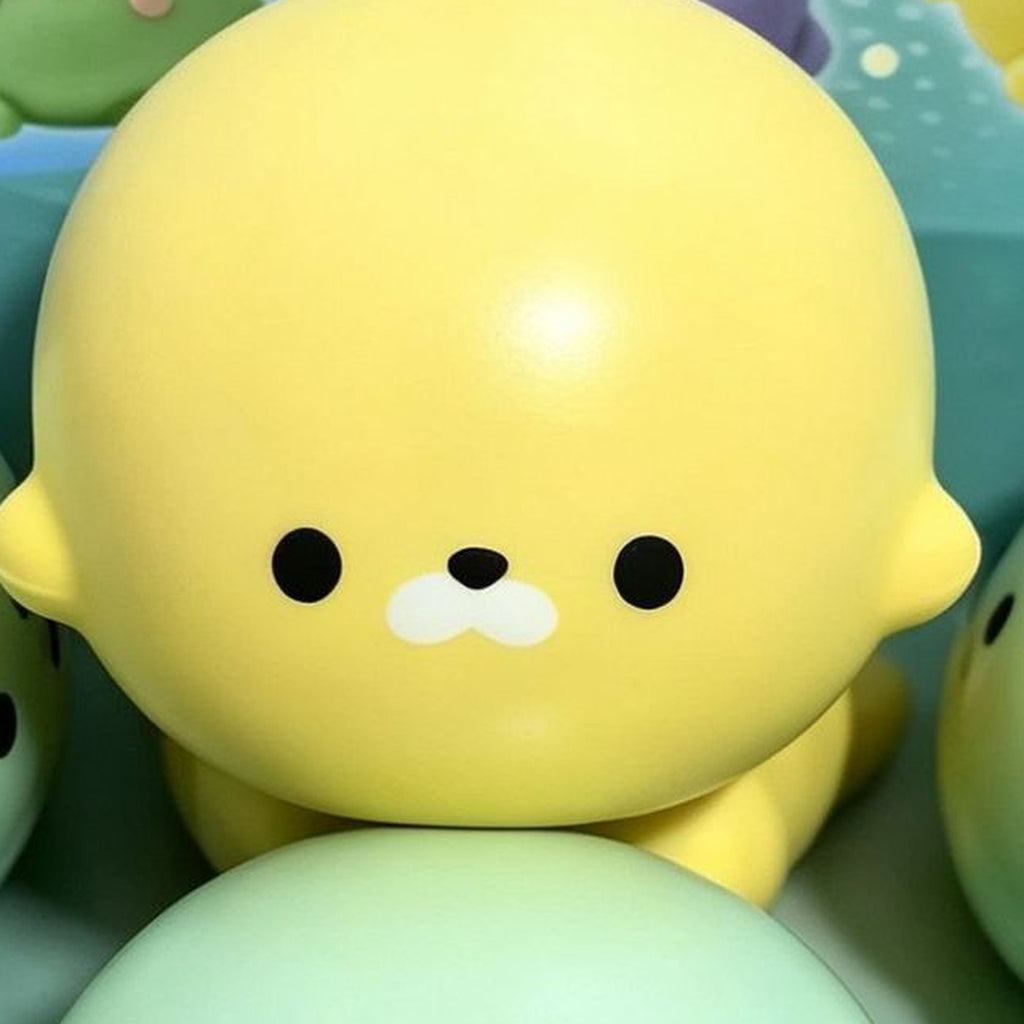 Butter yellow seal squishy, close up on its face
